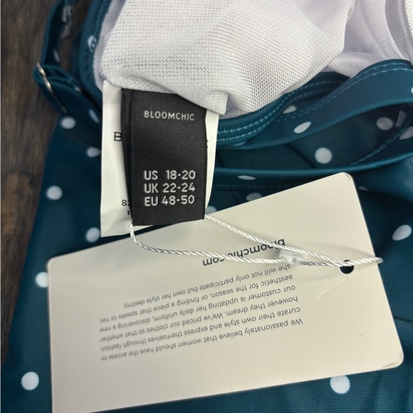 Swim top green and white - Picture 8 of 8